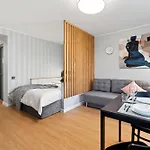 Designer Urban Retreat, Near Old Town, Wifi 100mbs, Smart Tv Διαμέρισμα *