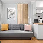 Designer Urban Retreat, Near Old Town, Wifi 100mbs, Smart Tv Апартаменти