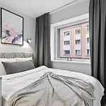 Апартаменти Designer Urban Retreat, Near Old Town, Wifi 100mbs, Smart Tv