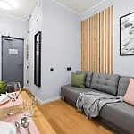 Апартаменти Designer Urban Retreat, Near Old Town, Wifi 100mbs, Smart Tv