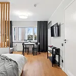 Designer Urban Retreat, Near Old Town, Wifi 100mbs, Smart Tv Апартаменти *