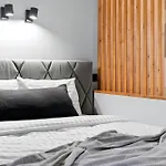 Апартаменти Designer Urban Retreat, Near Old Town, Wifi 100mbs, Smart Tv *