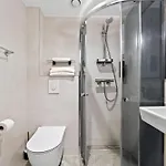 Designer Urban Retreat, Near Old Town, Wifi 100mbs, Smart Tv Апартаменти *