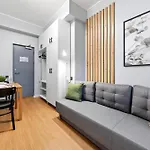 Апартаменти Designer Urban Retreat, Near Old Town, Wifi 100mbs, Smart Tv *