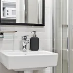Designer Urban Retreat, Near Old Town, Wifi 100mbs, Smart Tv *