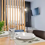 Апартаменти Designer Urban Retreat, Near Old Town, Wifi 100mbs, Smart Tv *