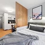 Designer Urban Retreat, Near Old Town, Wifi 100mbs, Smart Tv *