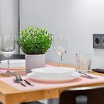 Designer Urban Retreat, Near Old Town, Wifi 100mbs, Smart Tv Апартаменти