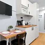 Designer Urban Retreat, Near Old Town, Wifi 100mbs, Smart Tv Апартаменти *
