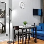 Designer Urban Retreat, Near Old Town, Wifi 100mbs, Smart Tv Апартаменти *