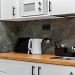 Designer Urban Retreat, Near Old Town, Wifi 100mbs, Smart Tv Апартаменти