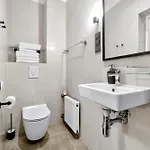 Designer Urban Retreat, Near Old Town, Wifi 100mbs, Smart Tv Апартаменти *