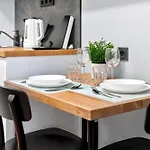 Апартаменти Designer Urban Retreat, Near Old Town, Wifi 100mbs, Smart Tv *