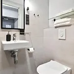 Designer Urban Retreat, Near Old Town, Wifi 100mbs, Smart Tv Апартаменти Таллінн