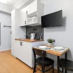 Designer Urban Retreat, Near Old Town, Wifi 100mbs, Smart Tv Апартаменти
