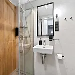 Апартаменти Designer Urban Retreat, Near Old Town, Wifi 100mbs, Smart Tv *