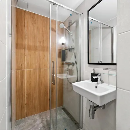 Апартаменти Designer Urban Retreat, Near Old Town, Wifi 100mbs, Smart Tv