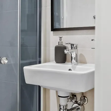 Designer Urban Retreat, Near Old Town, Wifi 100mbs, Smart Tv * Reval