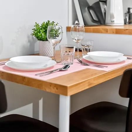 Designer Urban Retreat, Near Old Town, Wifi 100mbs, Smart Tv Reval
