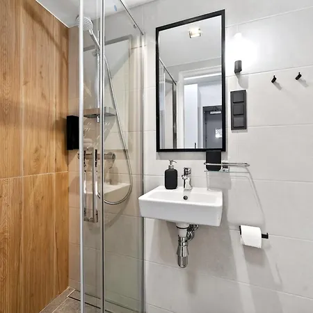 Korter Designer Urban Retreat, Near Old Town, Wifi 100mbs, Smart Tv *