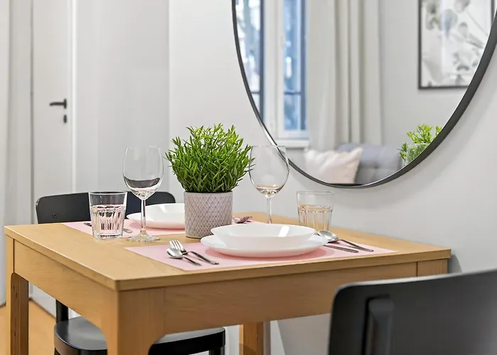 Апартаменты Designer Urban Retreat, Near Old Town, Wifi 100mbs, Smart Tv