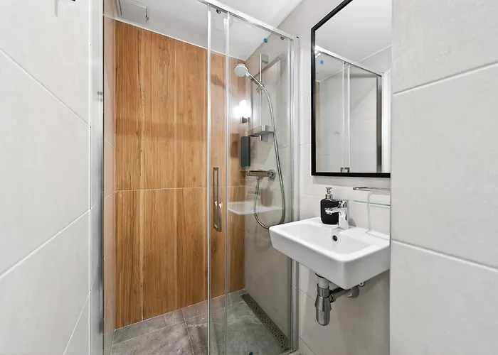 Апартаменты Designer Urban Retreat, Near Old Town, Wifi 100mbs, Smart Tv