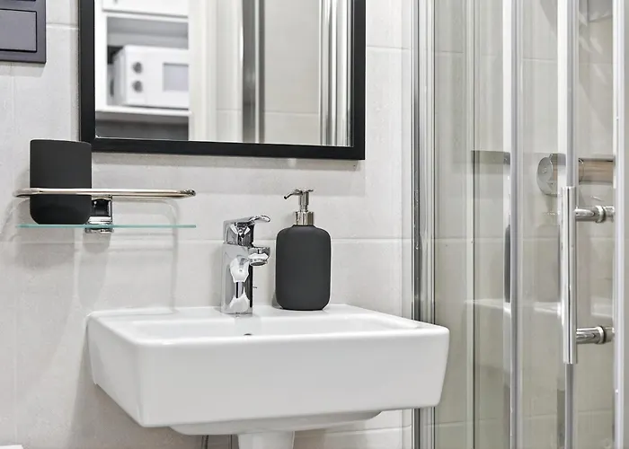 Designer Urban Retreat, Near Old Town, Wifi 100mbs, Smart Tv *