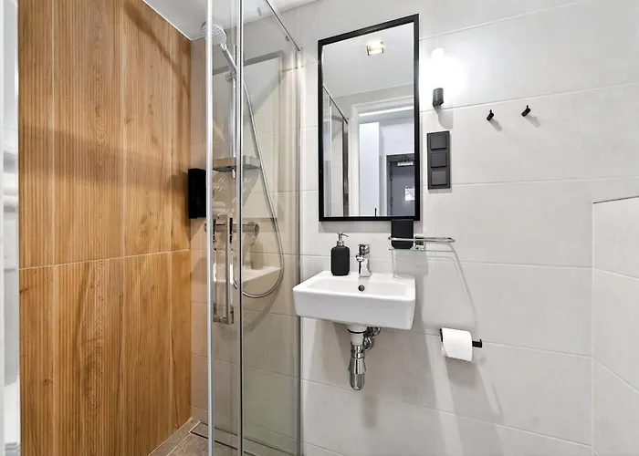 Апартаменты Designer Urban Retreat, Near Old Town, Wifi 100mbs, Smart Tv *